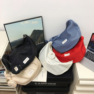 大容量饺子包斜挎包女尼龙时尚学生单肩包旅游上课ins风通勤包